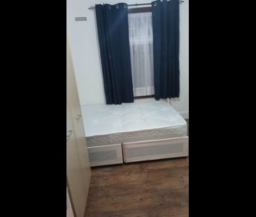 Room in a Shared House, Milverton Gardens, IG3 - Photo 6