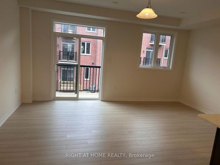 Townhouse For Lease | N8064778 - Photo 3