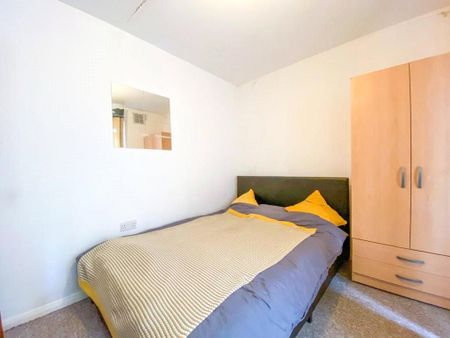 6 bedroom semi-detached house to rent - Photo 2