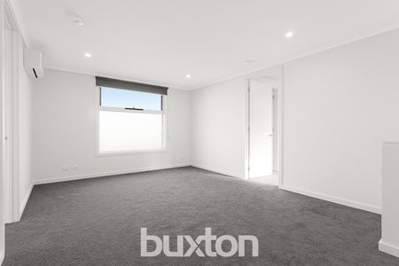 A stone’s throw from the sparkling waters of Port Phillip Bay - Photo 4