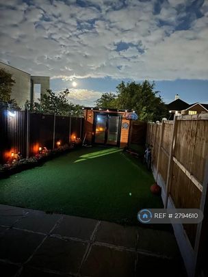 1 bedroom in a house share to rent - Photo 1