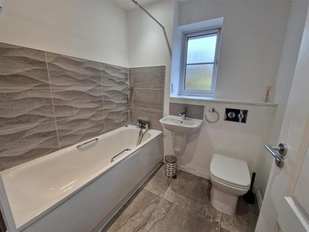 3 bedroom semi-detached house to rent - Photo 5