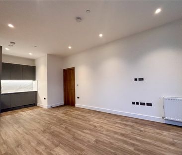 Roop House, Fleet, Hampshire, GU51 - Photo 6