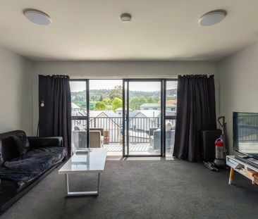 Looking for a warm, stylish apartment just steps from campus? - Photo 2