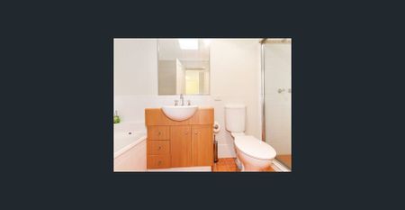 Massive 3 Bedroom Townhouse with double garage - Photo 5