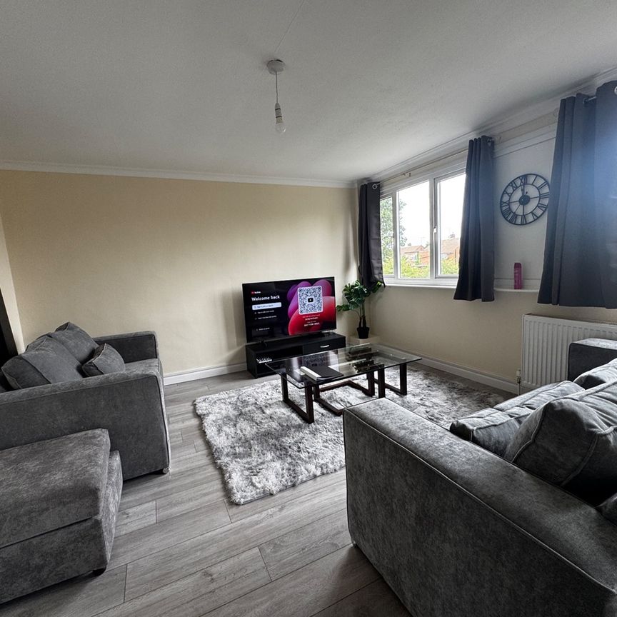 4 Bed Terraced House, Chertsey Close, LU2 - Photo 1