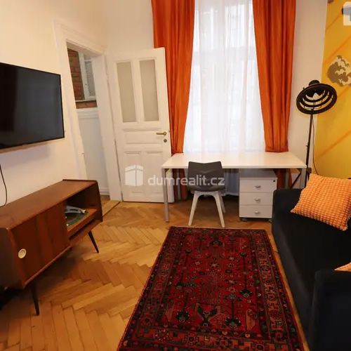 Nádherný stylový byt 1+1 v centru Prahy s vestavěným patrem na spaní a geniem loci - Fotografie 1