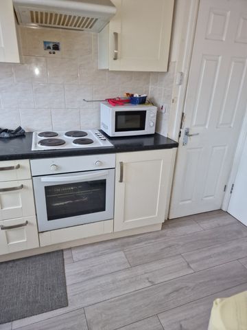 Self contained studio flat for couples only- Loft converted- 850 pcm inclusive - Photo 2