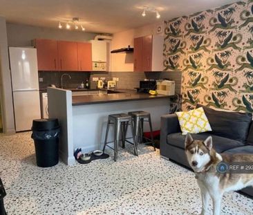 1 bedroom in a flat share to rent - Photo 2