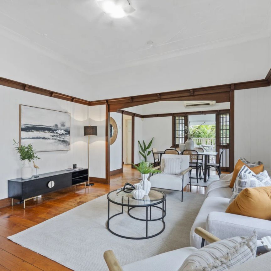 TIMELESS, CHARACTER-FILLED RESIDENCE IN A PRIME POSITION - Photo 1