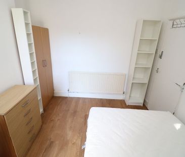 Room in a Shared House, Monega Road, E7 - Photo 4