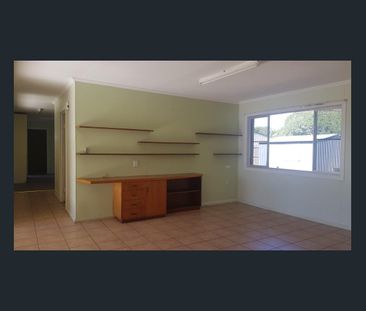 Large 3 bedroom home, walking distance to shops & restaurants - Photo 3