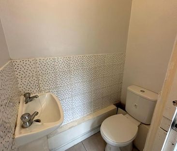 Room in a Shared House, Clements Road, E6 - Photo 6