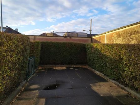 Rue Saint Patrice, F2 au RDC comprenant une entrée, un séjour avec cuisine ouverte, une salle d'eau, ... - Photo 5