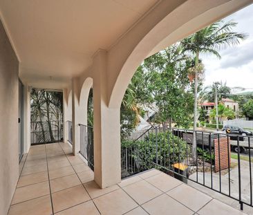 RENOVATED SPACIOUS PADDINGTON HOME (UPSTAIRS ONLY) - Photo 6