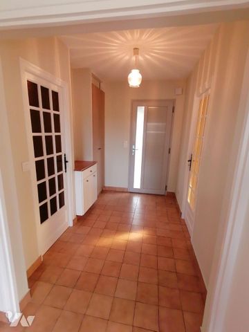 A LOUER A LAILLE- LIMITROPHE BRUZ- Maison de type longère rénovée partiellement de type 5/6, co... - Photo 2