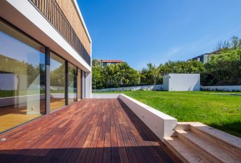 Moradia T6 de arquitetura moderna inserida no Golfe de Oeiras