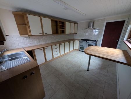 4 bedroom detached house to rent - Photo 3