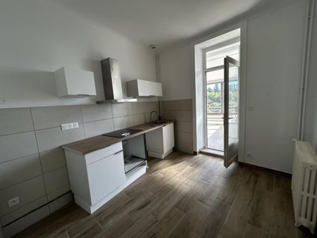 Location Appartement 3 pièces 74m² LE CREUSOT 71200 - Photo 2