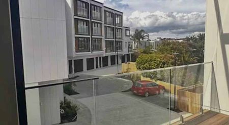 Superior 3-Bedroom Townhouse in the Heart of O... - Photo 3