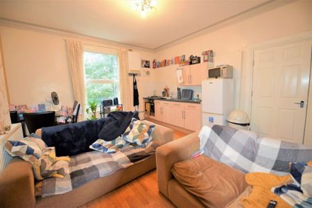 1 bedroom Flat in Victoria Road, Leeds - Photo 5