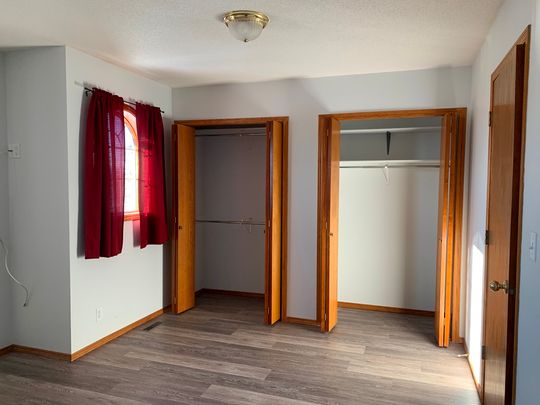 2 bed Townhouse in Deer Park! ~ Dogs welcomed! - Photo 1