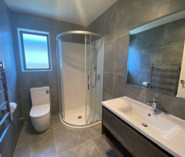 3 BEDROOM - SINGLE LEVEL - NEAR NEW - Photo 6