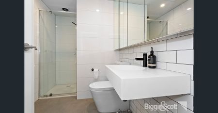 INNER CITY LIVING NOT TO BE MISSED! - Photo 4