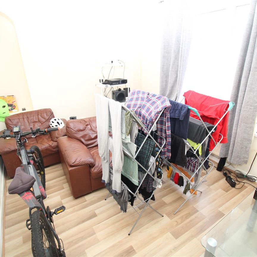 Room For Rent Queen Street, Pontypridd - Photo 1