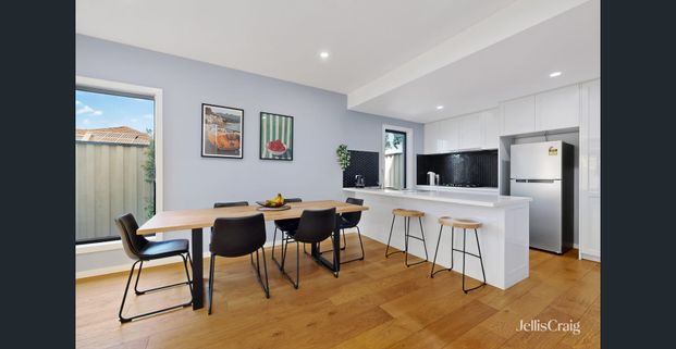 Private, Peaceful & Perfectly Positioned – Stylish Townhouse in Prime Location! - Photo 1