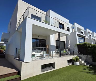 Jardín privado, diseño y luz | Chalet de esquina único en Boadilla - Photo 5
