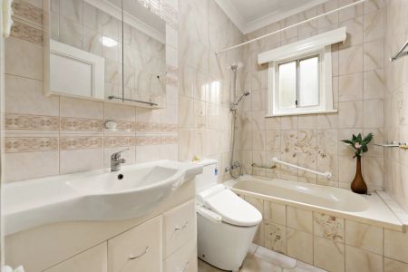 Contemporary Comfort and Convenience in One - Photo 2