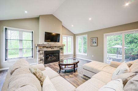 For Lease - 1147 Belle Aire Beach Road Unit# Upper Floor, Innisfil, Ontario - Photo 2