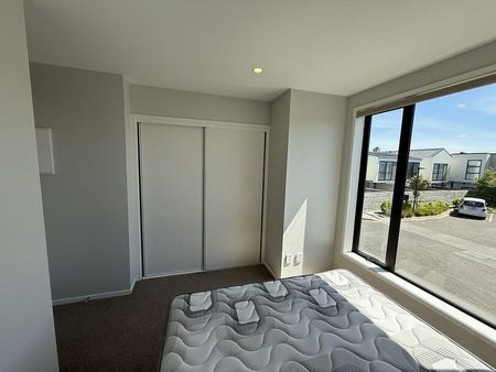 Perfectly situated in the vibrant area of Papatoet - Photo 3