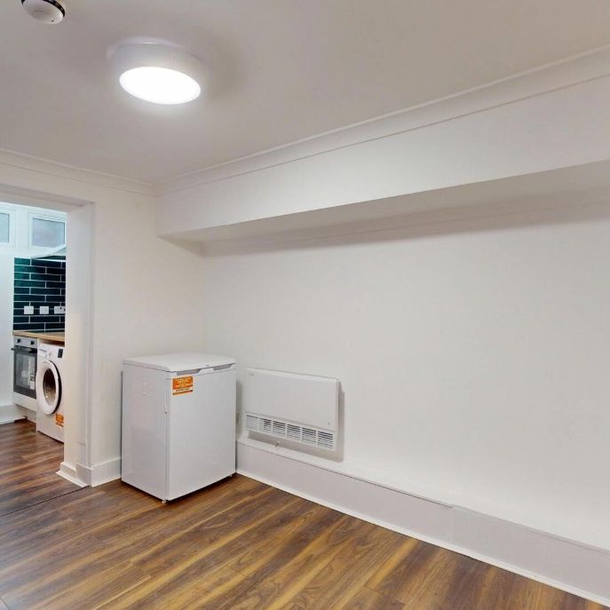 Studio Flat, West Cromwell Road, SW5 - Photo 1