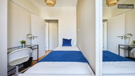 Room in a shared 6-bedroom apartment for rent in Lisbon. - Foto 3