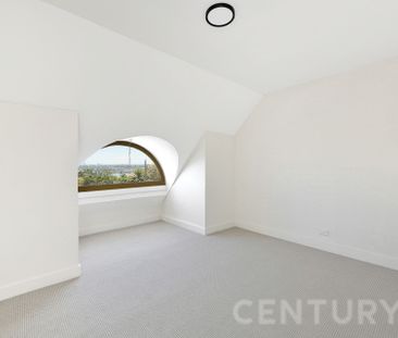 &quest;Stylish Top-Floor Apartment with Expansive Terrace & Harbour... - Photo 3