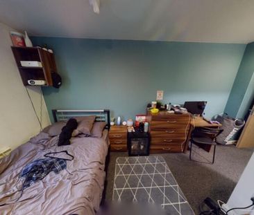 4 bedroom flat to rent - Photo 2