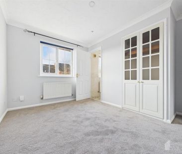 4 bedroom end of terrace house to rent - Photo 4