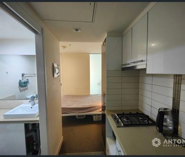 Fully Furnished Studio in Prime North Melbourne Location - Photo 3
