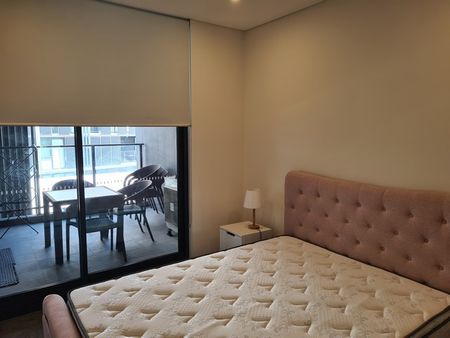 FURNISHED 1 Bedroom+Study apartment for lease - Photo 2