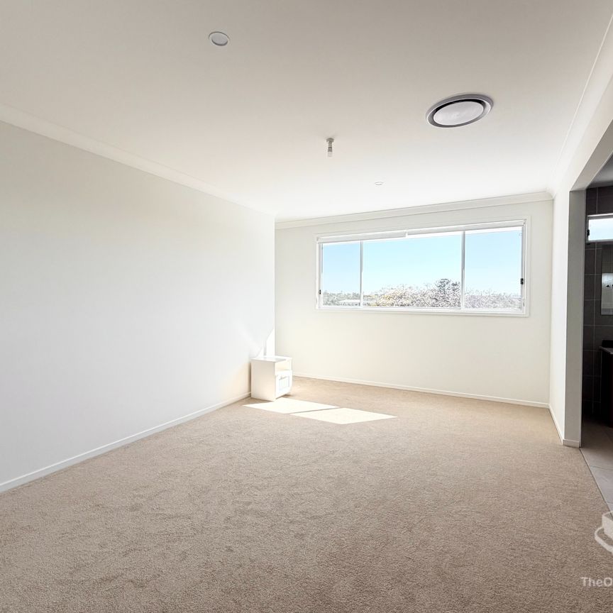 Brand New 5-Bedroom Home | Partly Furnished | High-Spec | Opposite BTP – Spacious, Secure & Convenient - Photo 1