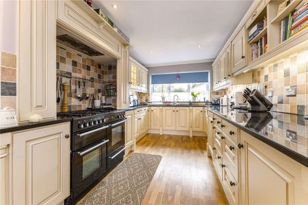 An impressive family residence in the prestigious village of Bray, boasting private mooring and direct access to the River Thames. - Photo 2