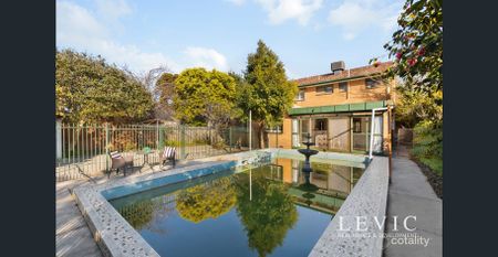 Spacious Family Living in the Heart of Mount Waverley - Photo 4