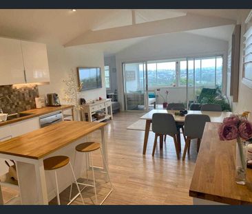 Spacious Upper Duplex in Fairlight - Photo 1