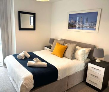 A bright and spacious two bedroom Apartment in Lexington Gardens - Photo 2