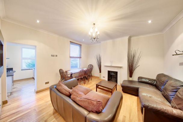 Four Bed Two Bath Victorian Converted Split Level Flat to Rent in London, SW18 - Photo 1