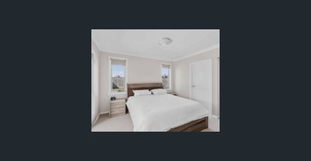 Family-Friendly Entertainer's Dream: 4-Bedroom Home with Sparkling Pool, Chef's Kitchen & Alfresco in Vermont Estate - Pool Servicing Included - Photo 2