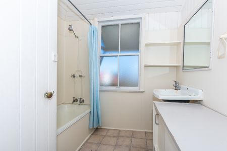 2/39 Marine Parade, Redcliffe QLD 4020 - House For Rent - $350 | Domain - Photo 5