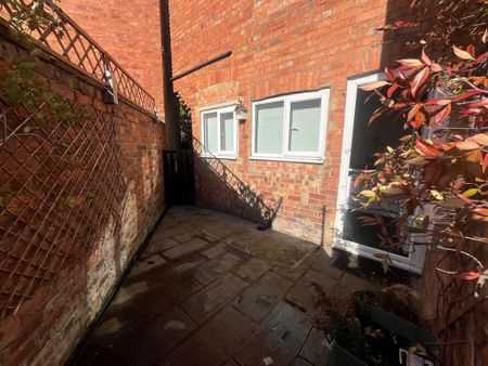 2 bedroom end of terrace house to rent - Photo 3